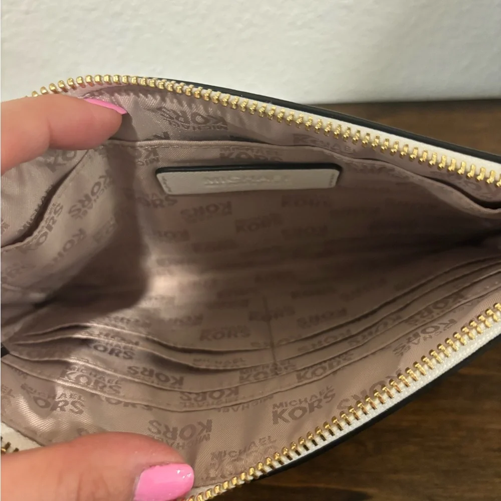 Michael Kors Black and White Wristlet EUC - Picture 8 of 8